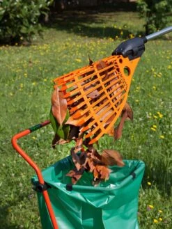 Magic Fly® Leaf Rake 8 Magic Fly® Leaf Rake -Garden Care Shop 3 4 crop 8611047 05V tif